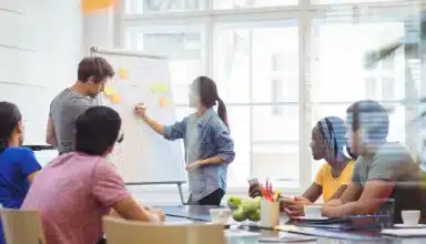 dirigeants entreprises discuter leurs collegues whiteboa 1170 1837