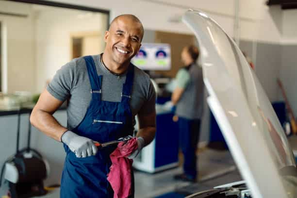 Comment devenir m&eacute;canicien automobile : salaire et formation requis