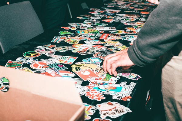 Utilisez les stickers publicitaires pour booster votre communication