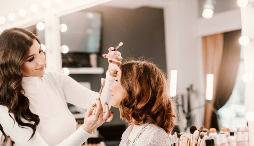Ce que vous devez savoir pour devenir un maquilleur professionnel accompli