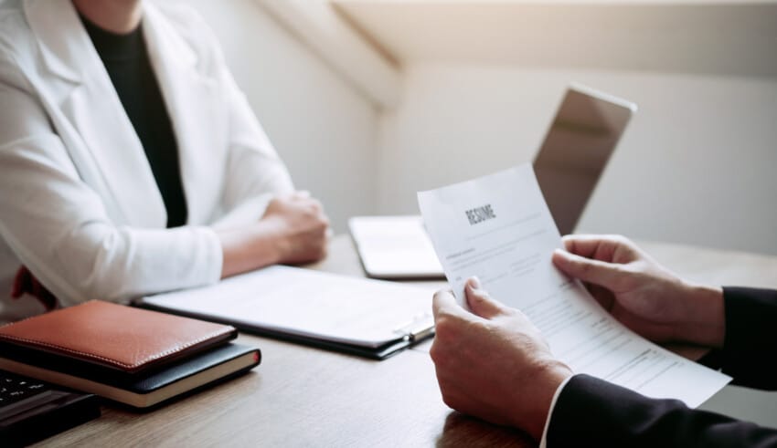 Les arnaques aux fausses offres d&rsquo;emploi cr&eacute;&eacute;es par l&rsquo;intelligence artificielle sont une v&eacute;ritable menace