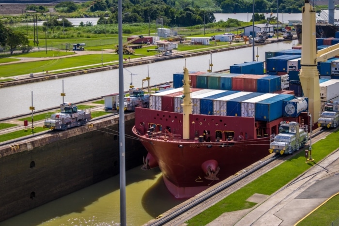 Quelle est la meilleure route de fret maritime pour r&eacute;duire les d&eacute;lais de livraison ?