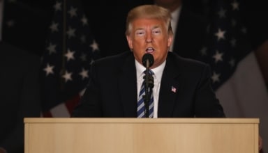 découvrez les détails de la nouvelle offensive commerciale de donald trump contre la chine, ses implications pour l'économie mondiale et les réactions des marchés face à cette stratégie.
