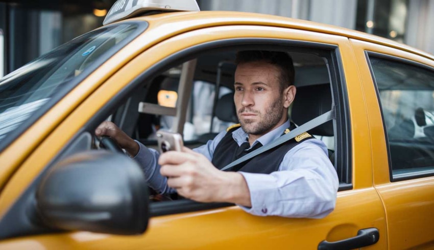 Les taxis continuent leur lutte contre la r&eacute;forme du transport m&eacute;dical et la comp&eacute;tition des VTC