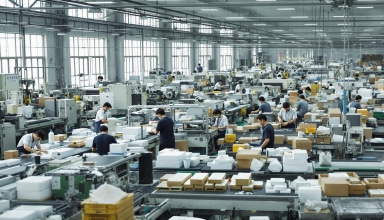 découvrez comment la chine, tout en faisant fonctionner ses usines à plein régime, fait face à un ralentissement de la consommation. une analyse des dynamiques économiques et des défis actuels.