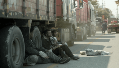 découvrez le quotidien éprouvant des 38 millions de camionneurs en chine, confrontés à l'ubérisation du secteur, à la pression des plateformes et à des conditions de travail toujours plus difficiles.