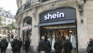 shein, géant chinois de la mode rapide, ouvre ce mercredi son premier magasin éphémère au bhv de paris. découvrez cette expérience shopping inédite au cœur de la capitale.