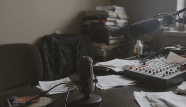 découvrez les défis majeurs que rencontrent les radios locales indépendantes et comment elles luttent pour survivre dans un paysage médiatique en mutation.