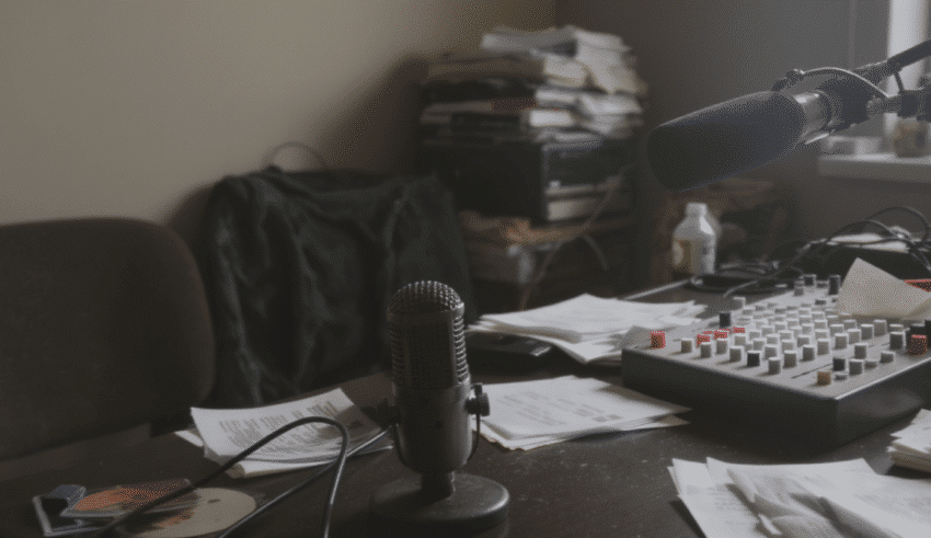 L’agonie silencieuse des radios locales ind&eacute;pendantes : entre d&eacute;fis et r&eacute;sistances