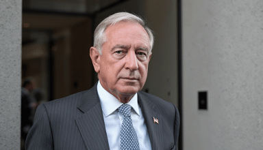 bernard arnault dément toute implication dans l'affaire concernant la disparition de 6 millions d'actions hermès, après l'assignation d'un héritier de la famille.