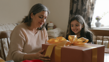 découvrez une réalité surprenante où le cadeau offert à une fille atteint 80 % des revenus de sa mère, révélant des dynamiques économiques inattendues et des enjeux sociaux profonds.