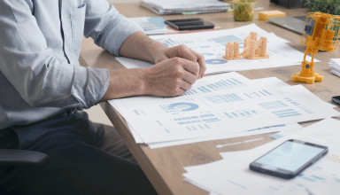découvrez comment utiliser les 5 forces de porter pour analyser la concurrence et évaluer l’attractivité d’un marché afin de prendre des décisions stratégiques éclairées.