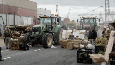 des agriculteurs en colère ont installé un barrage filtrant au port du havre pour protester contre l’accord commercial entre l’union européenne et le mercosur, exprimant leurs inquiétudes face à ses impacts.