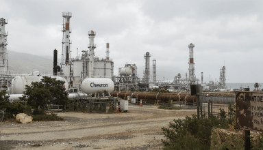 chevron, le géant pétrolier américain, continue ses opérations au venezuela malgré le blocus naval imposé par les états-unis, illustrant sa détermination à maintenir sa présence stratégique dans la région.