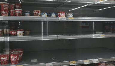 nestlé annonce son retrait du marché des glaces et diminue son implication dans le secteur des eaux en bouteille, réorientant ainsi sa stratégie commerciale.