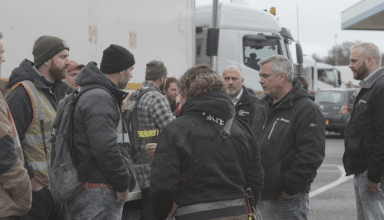 à clermont-ferrand, routiers et agriculteurs expriment leur colère face à la hausse spectaculaire des prix du carburant, craignant une faillite imminente dans six mois.