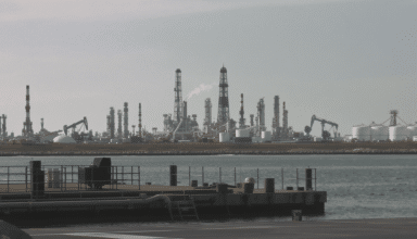 découvrez comment les récentes frappes américaines sur l'île de kharg mettent en péril la stabilité de ce site clé de l'industrie pétrolière iranienne, enjeu stratégique majeur au moyen-orient.