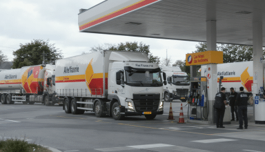 les principaux distributeurs de carburants expriment leur opposition au projet gouvernemental visant à plafonner les marges des stations-service, suscitant un débat intense sur l'avenir du secteur.