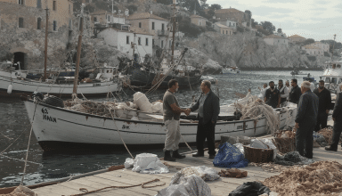 en corse, les pêcheurs lèvent le blocus du port après une action stratégique et obtiennent des aides pour le carburant afin de soutenir leur activité.