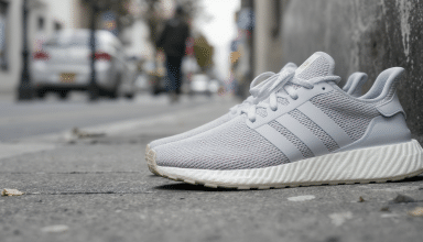 découvrez comment la légèreté des baskets pourrait devenir le nouvel atout d'adidas pour revitaliser la marque et surmonter sa période de déclin.