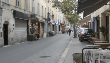 analyse de la situation économique française actuelle marquée par une croissance stagnante et une inflation en forte hausse, explorant les défis et perspectives à venir.