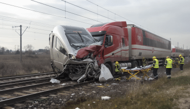 tragique accident dans le pas-de-calais : un tgv percute un poids lourd, entraînant la mort du conducteur et deux blessés graves en urgence absolue.