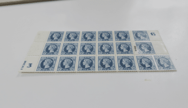 découvrez l'engouement exceptionnel pour le marché du timbre avec un bloc rare de 48 « two pence blue » estimé à plusieurs millions de dollars, une pièce unique pour les collectionneurs passionnés.