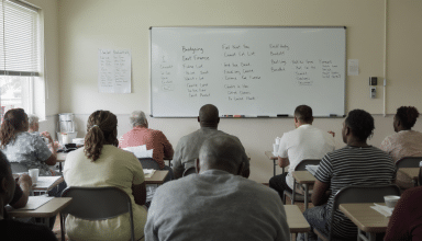 découvrez comment les programmes d’éducation financière peuvent parfois enseigner un système auquel il faut se conformer, et explorez des approches pour apprendre autrement.