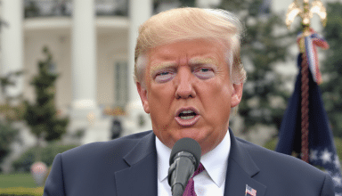 donald trump menace la france avec un doublement à 100 % des droits de douane sur le vin si la taxe sur les services numériques n’est pas supprimée, suscitant des tensions commerciales entre les deux pays.