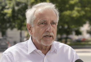 jean-pierre farandou, ministre du travail, souligne que la france doit poursuivre ses activités même par fortes chaleurs, au-delà de 30 °c, face aux défis du travail et de la température.