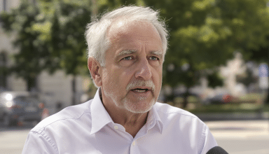 jean-pierre farandou, ministre du travail, souligne que la france doit poursuivre ses activités même par fortes chaleurs, au-delà de 30 °c, face aux défis du travail et de la température.