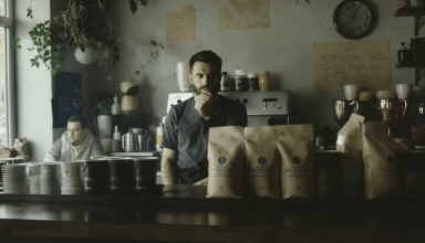 découvrez l'évolution des prix du café en 2024 avec une baisse progressive depuis le début de l'année, analysant les facteurs influençant ce repli sur le marché mondial.
