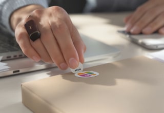 Stickers personnalises : comment valoriser simplement sa communication professionnelle