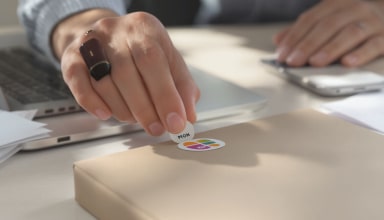 Découvrez comment utiliser des stickers personnalisés pour valoriser facilement votre communication professionnelle et renforcer votre visibilité.
