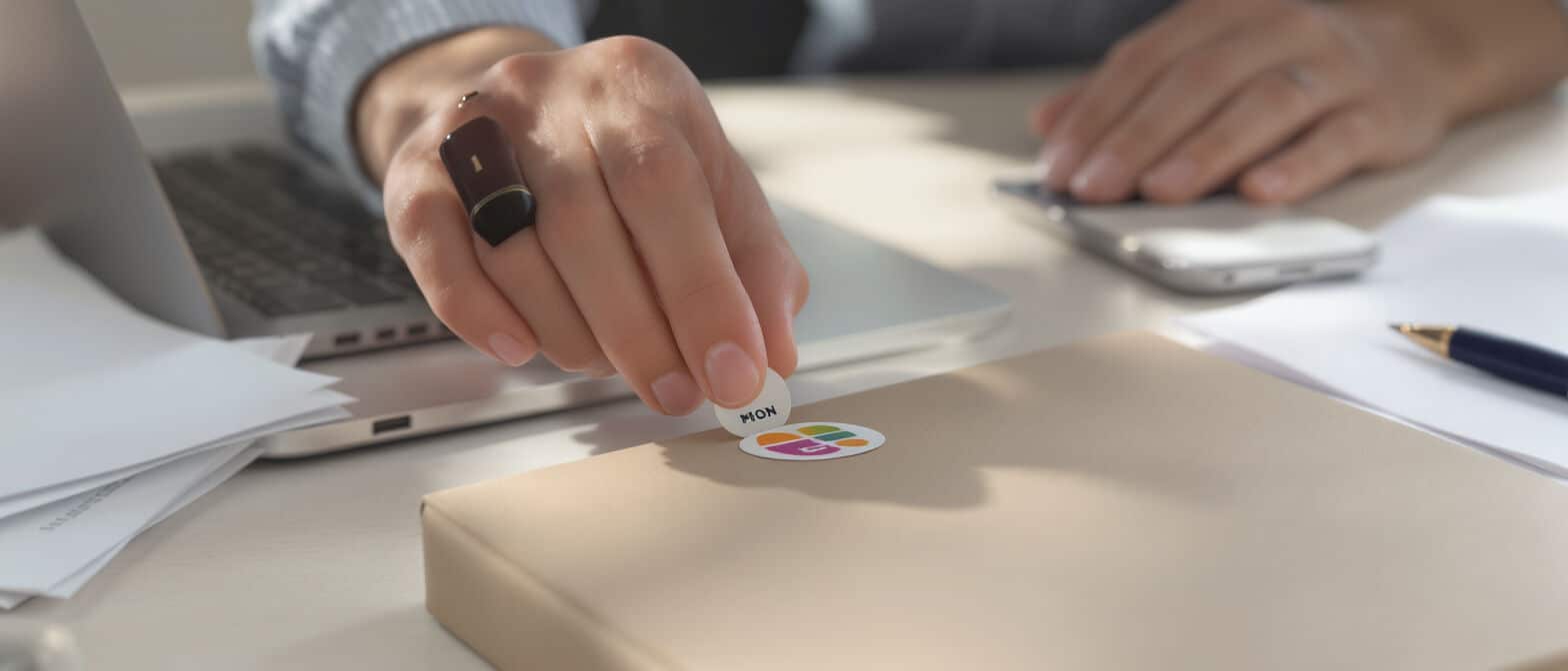 Découvrez comment utiliser des stickers personnalisés pour valoriser facilement votre communication professionnelle et renforcer votre visibilité.