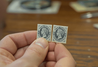 March&eacute; philat&eacute;lique : une paire rare du &laquo; Black Penny &raquo; s&rsquo;envole &agrave; 105 000 euros