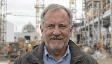 olivier tainturier nommé coordonnateur des projets industriels liés à la restauration de notre-dame par le gouvernement, une étape clé pour la reconstruction et la préservation du patrimoine.