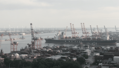 découvrez comment rotterdam, premier port européen et carrefour énergétique majeur, amorce doucement sa transition vers un avenir plus durable et innovant.